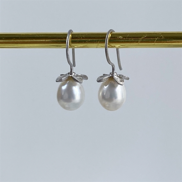 Elegante og enkle øreringe med perle fra SAN - Links of joy. 