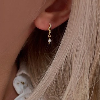 Leda - Forgyldte øreringe med perle vedhæng, NAVA cph